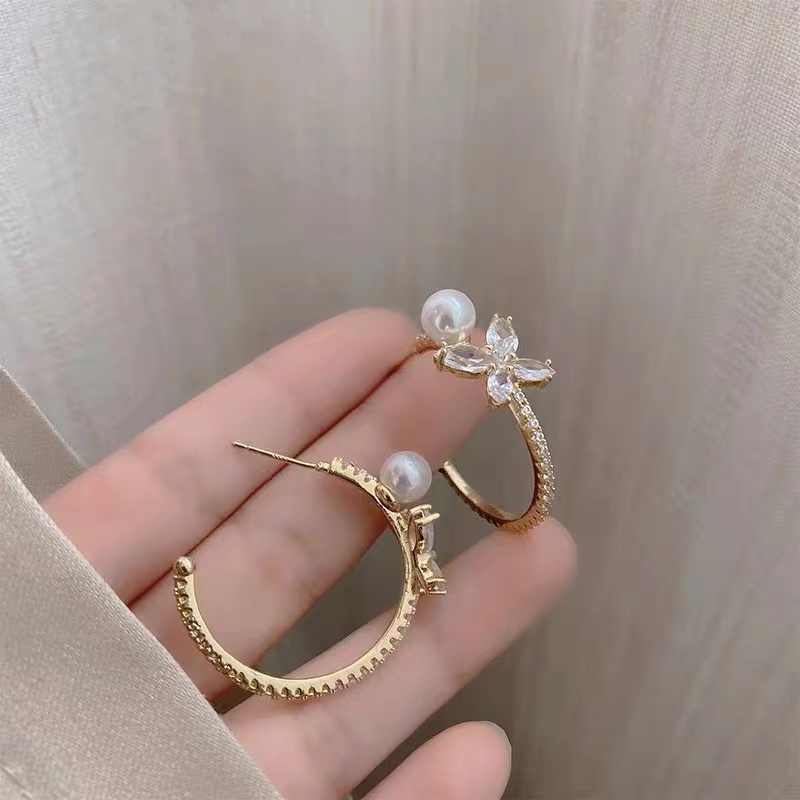 Khuyên Tai Hình Bướm Đính Ngọc Trai Thời Trang Phong Cách 2022