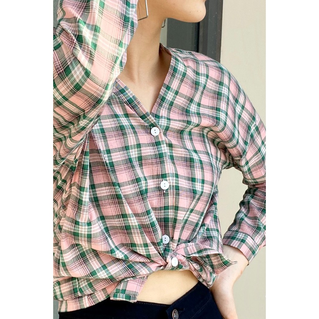 Áo sơ mi nữ form rộng tay dài kẻ caro cổ tim ASW0207 - 92Wear | BigBuy360 - bigbuy360.vn