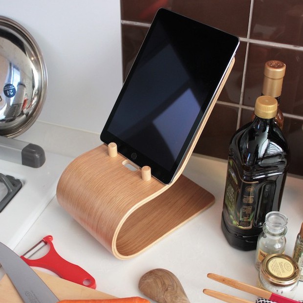 Giá đỡ Ipad gỗ uốn cong Plyconcept Ipad Stand Cook Pad