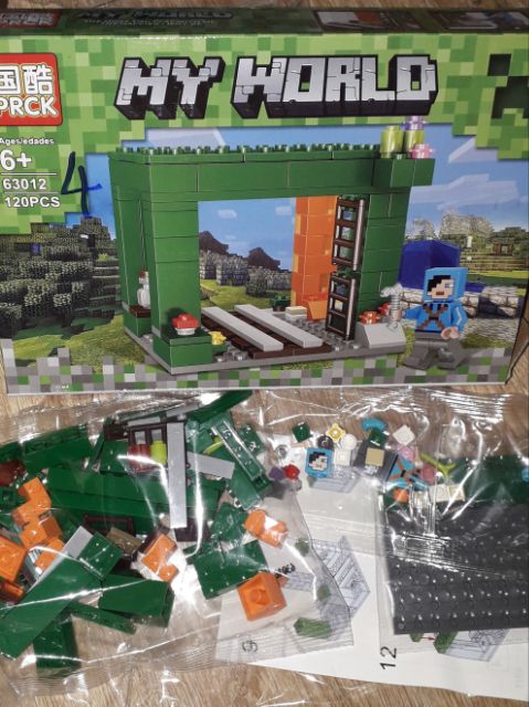 Lắp ráp 1 hộp LegoMinecraff My Word 63012 có nhiều chi tiết bằng nhựa ABS
