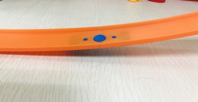 Combo Hot wheels : 1 bệ phóng, 2 đường đua, 1 mối nối, 1 xe ngẫu nhiên