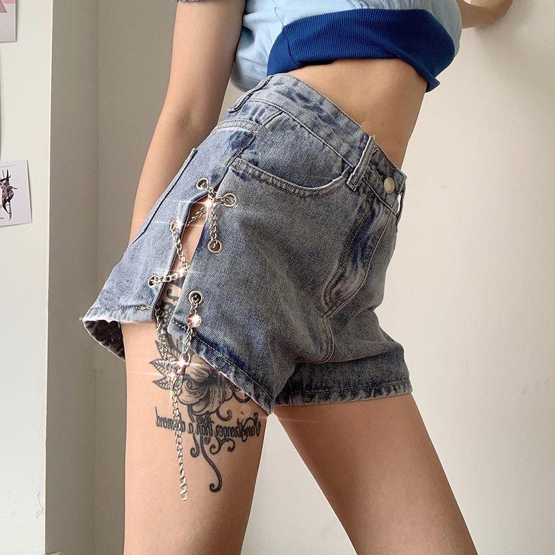 Quần short denim phối dây xích kim loại phong cách cá tính quyến rũ cho nữ