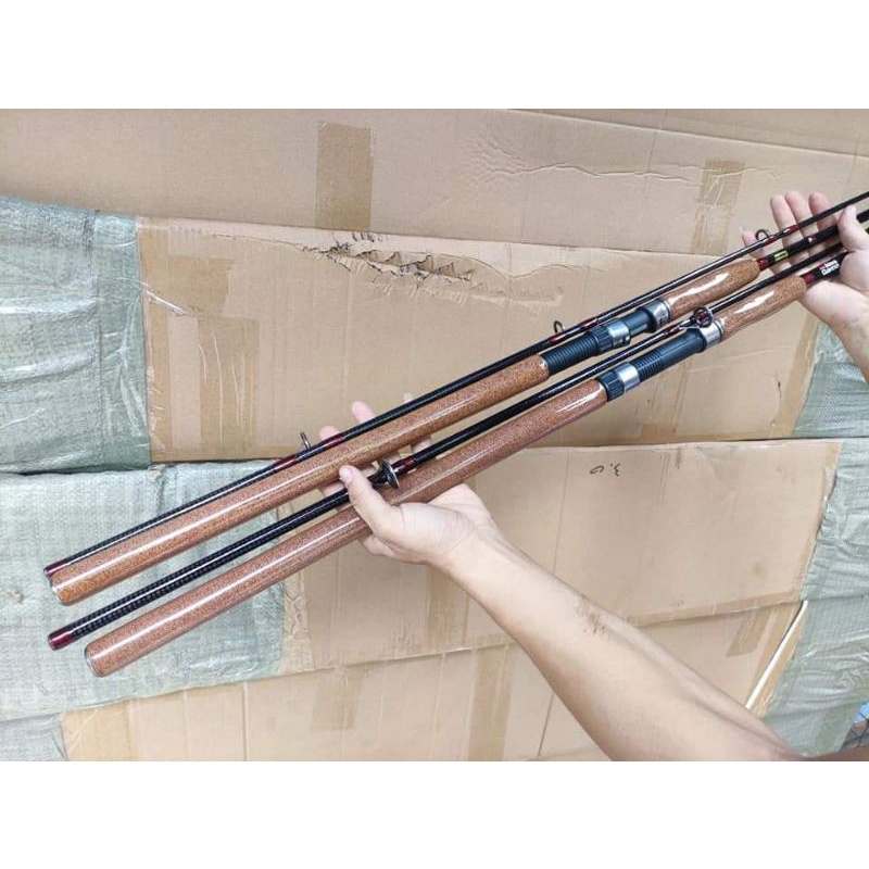Cần Abu GarCia Piranha,Cán gỗ Cacbon Xoắn 2 da ,Khoen Fuji mẫu mới nhất năm 2022