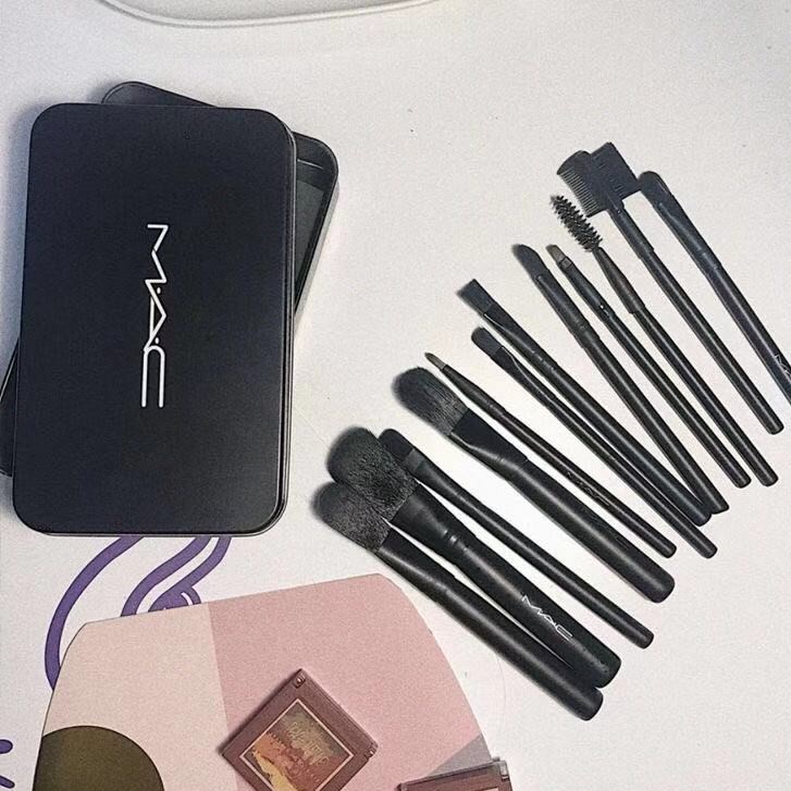 CỌ MAC HỘP ĐEN 12 CÂY  cực kỳ mềm mại, bám phấn giúp tán phấn đều và giảm thiểu chi phí mỹ phẩm của bạn