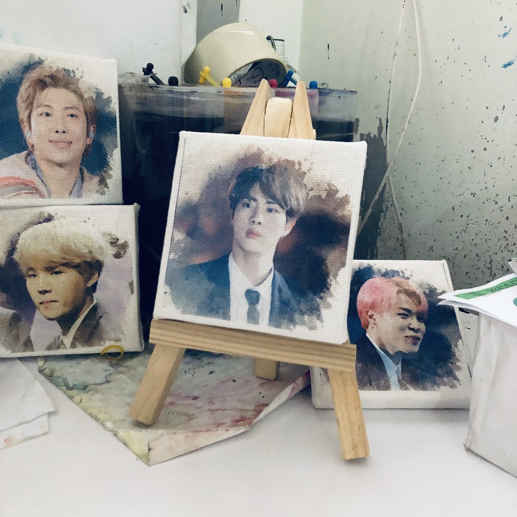 Tranh canvas BTS 10x10cm trang trí kèm giá gỗ 7 thành viên Jin, Jimin, Suga, Jungkook, V, Jhope, RM