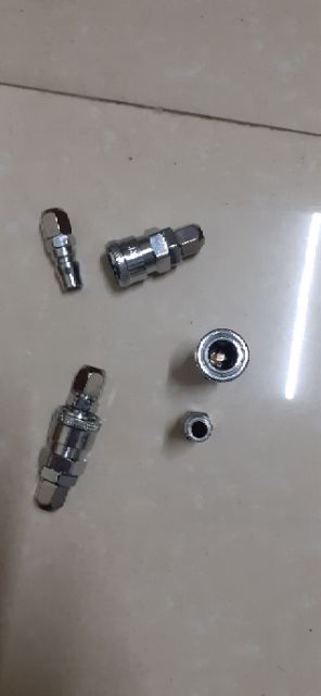 Đầu nối dây hơi với máy nén khí và súng