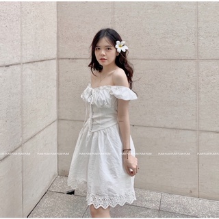 Đầm trắng nữ cổ U hàng nút bọc cột nơ trước lai ren khoá kéo sau Freesize Pumi
