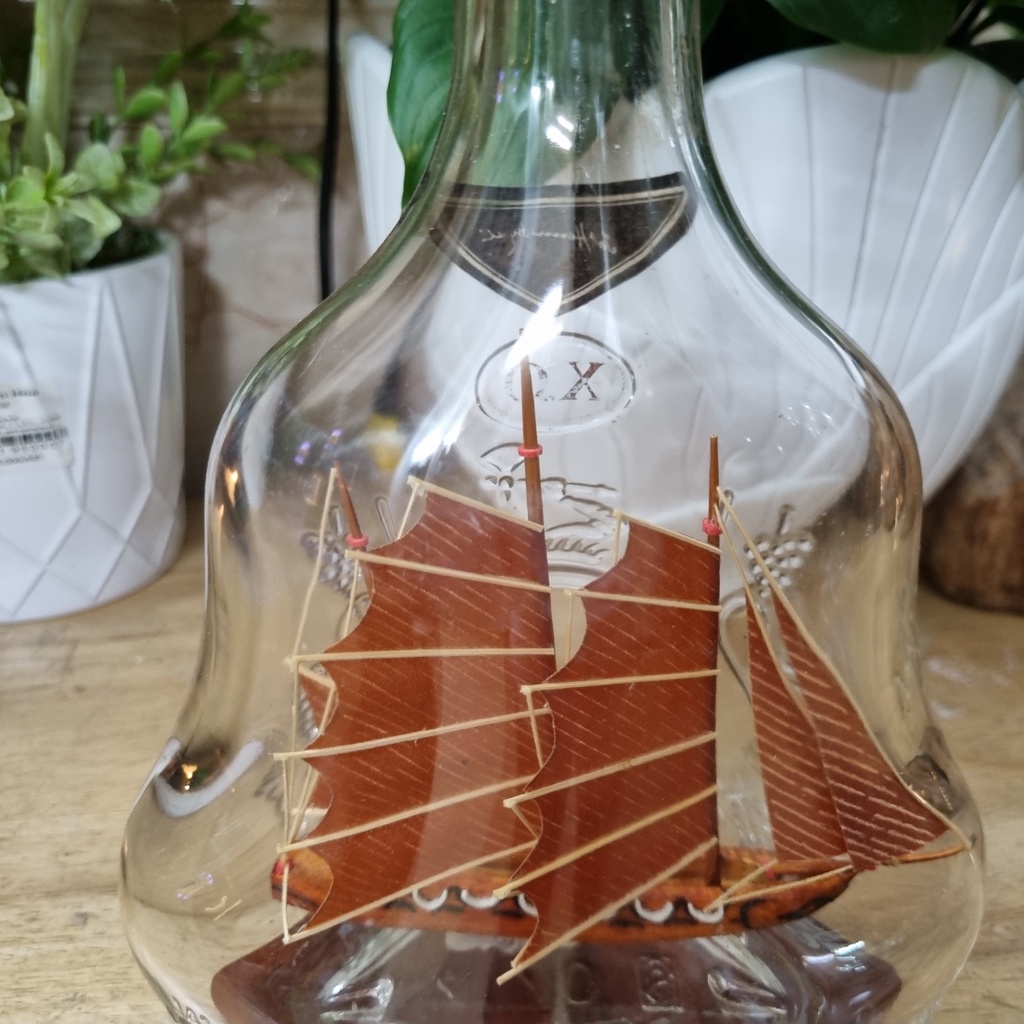 Mô Hình Thuyền Gỗ Trong Chai Thủy Tinh Hennessy XO - Cao 24cm - Chai Original - Thủ công mỹ nghệ Việt Nam