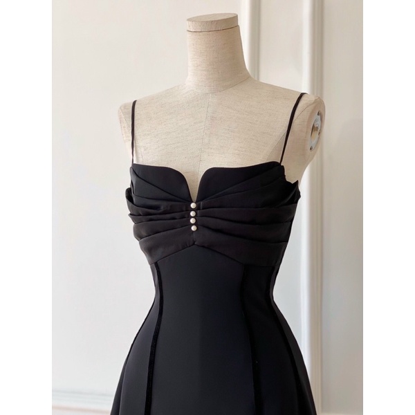 Đầm đen hai dây xòe sang chảnh