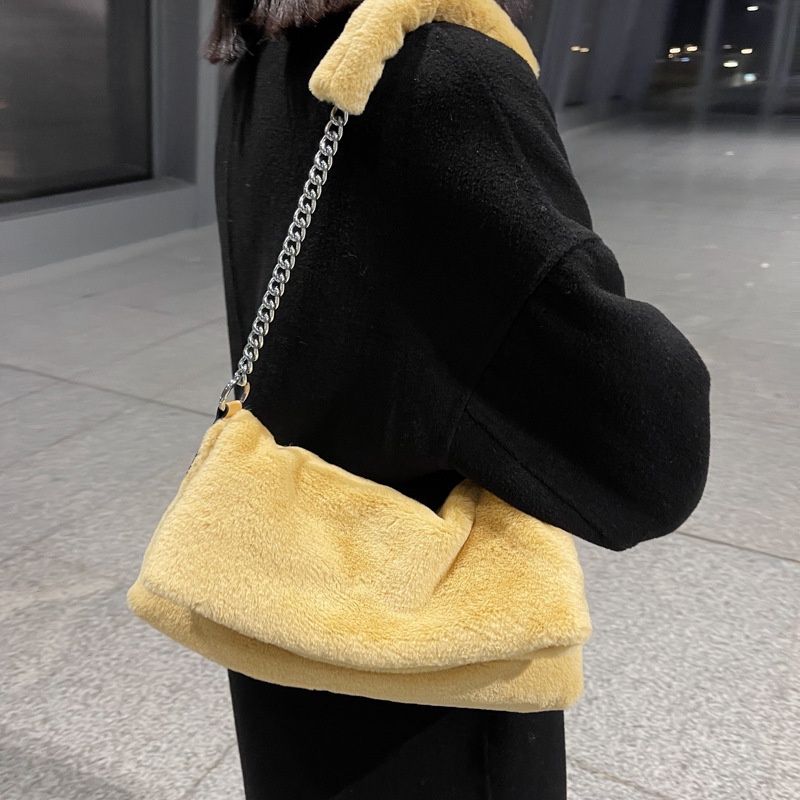 Túi xách messenger IELGY nhồi bông đeo dưới cánh tay phối dây xích hợp thời trang