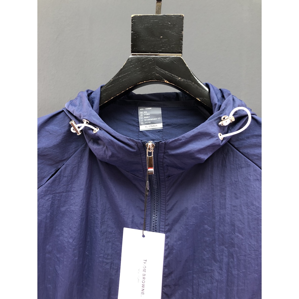 Áo khoác gió nam cao cấp Thom Browne TB thiết kế trẻ trung, hiện đại và năng động mang phong cách tối giản