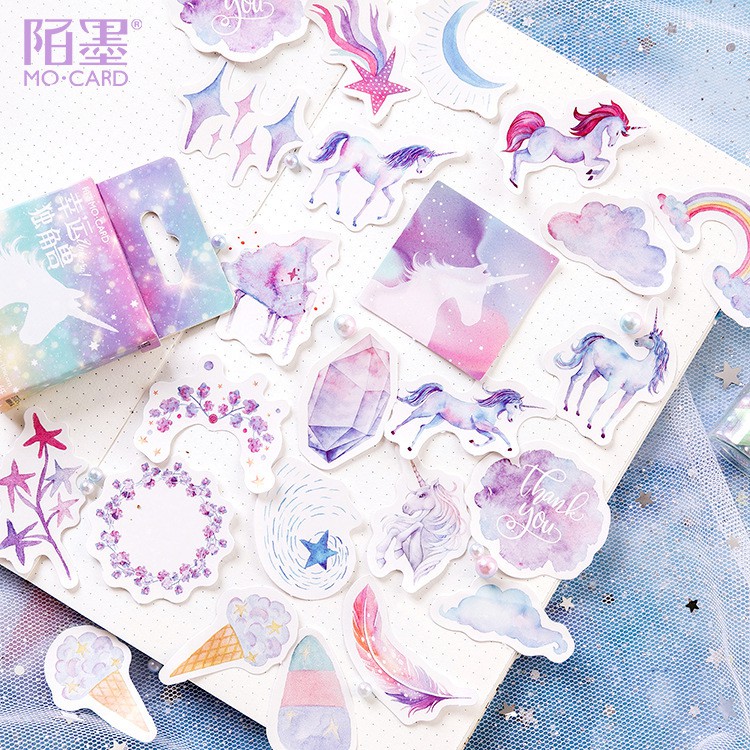 Bộ sticker dán Nón bảo hiểm, vali Pison dễ thương, hình dán cute trang trí đáng yêu giá rẻ – 1 hộp