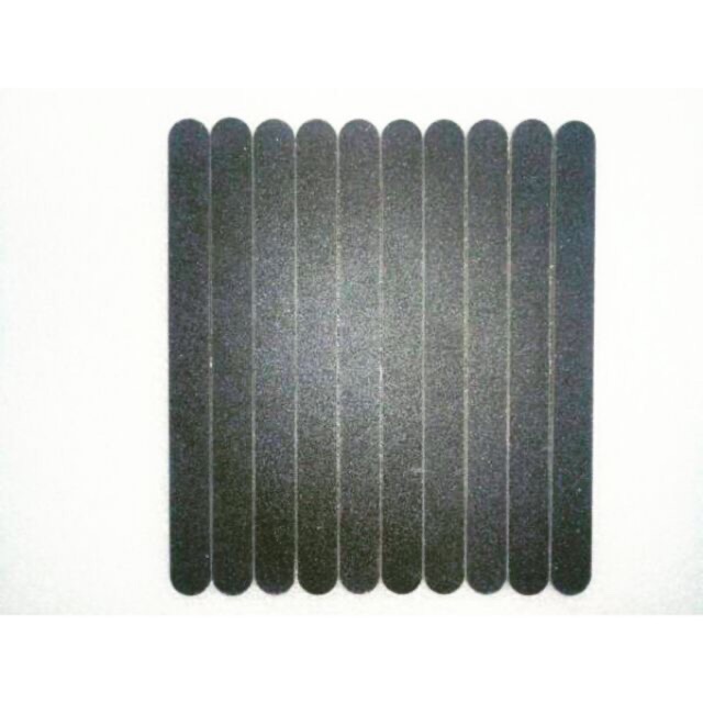 1 chiếc dũa móng tay màu đen