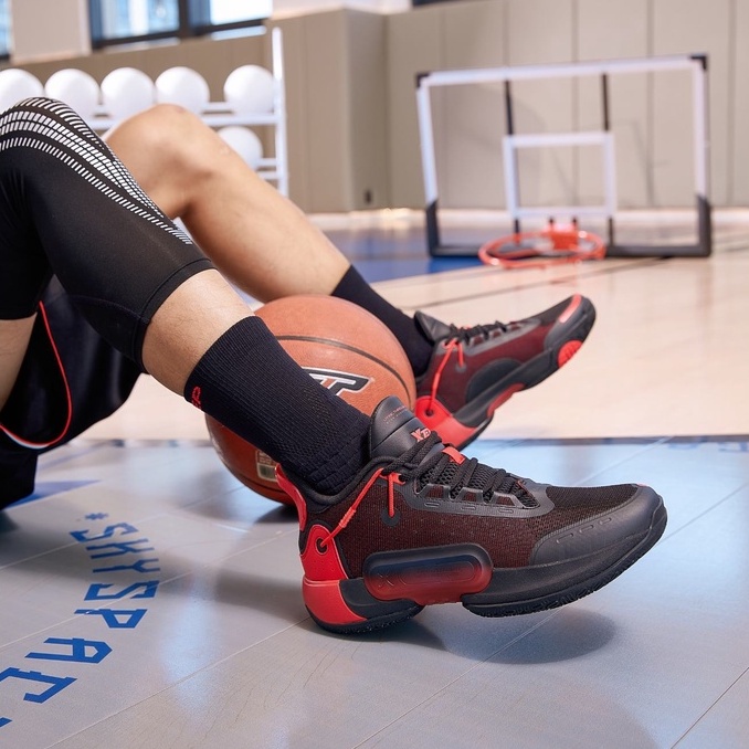 Giày Thể Thao Bóng Rổ Màu Đen Cổ Thấp Chống Trượt Cá Tính Cho Nam