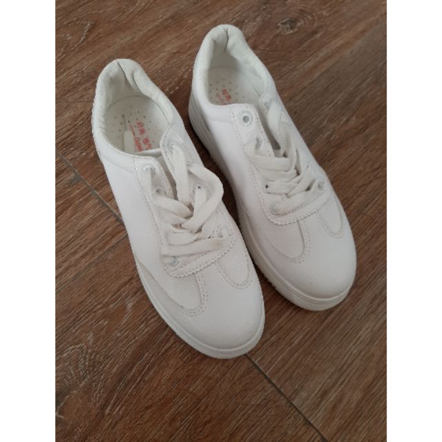 Giày sneaker thời trang.