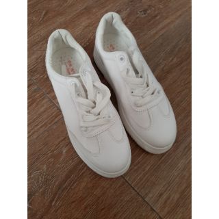 Giày sneaker thời trang.