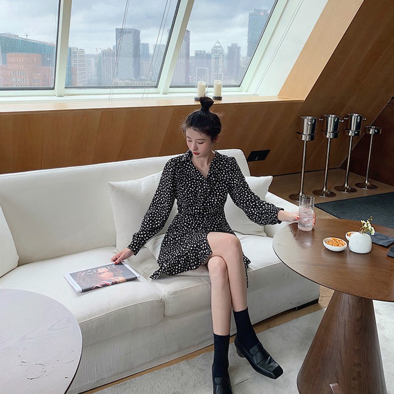 Váy dài tay hoa nhí màu đen cổ V thắt eo xòe ngắn kiểu Pháp mùa thu nhẹ nhàng