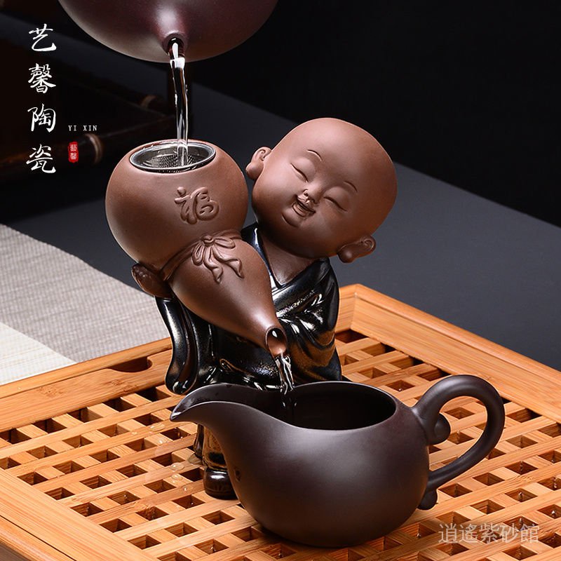 Bộ Dụng Cụ Lọc Trà Bằng Gốm Sứ Hình Chú Tiểu Độc Đáo Tiện Dụng