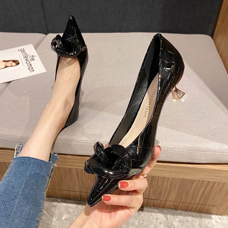 Giày Cao Gót 5cm Da Bóng Mũi Nhọn Miệng Nông Phối Dây Xích Kiểu Âu Mỹ Quyến Rũ Cho Bạn Gái