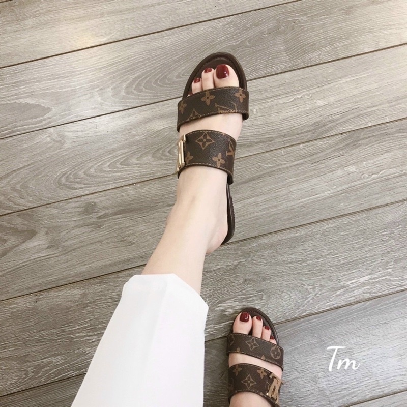 Dép lv nữ màu nâu quai ngang sang sịn đi chơi đi du lịch cực tiện xỏ cái là đi chơi
