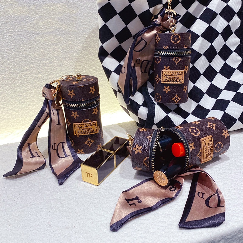 Móc khóa hình ống son size lớn quấn khăn lụa sáng tạo tinh tế cho cặp đôi