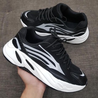 Giày Yeezy 700 đen, có phản quang