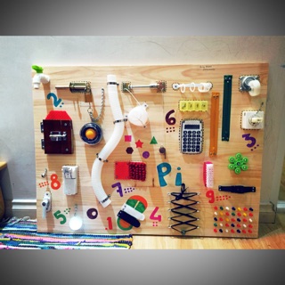 Bảng đồ chơi trẻ em busy board gỗ thông 60x80 thay tên bé theo yêu cầu ( khuyến mại)