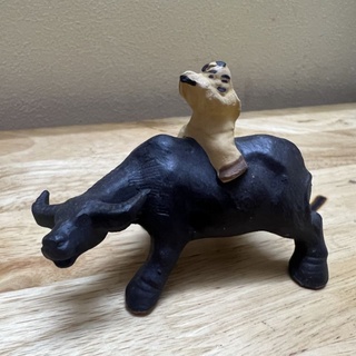 Cậu bé ngồi lưng trâu.