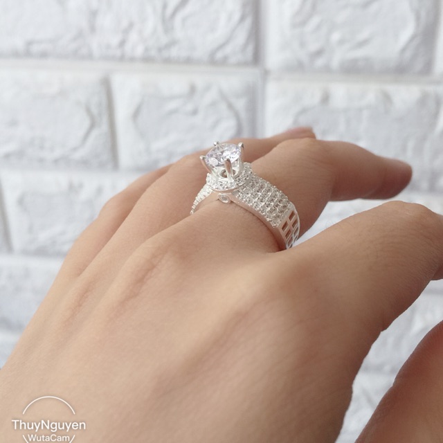 Nhẫn đá cao 6 ly đai 5 hàng đá nhỏ nhân tạo sang trọng bạc ta