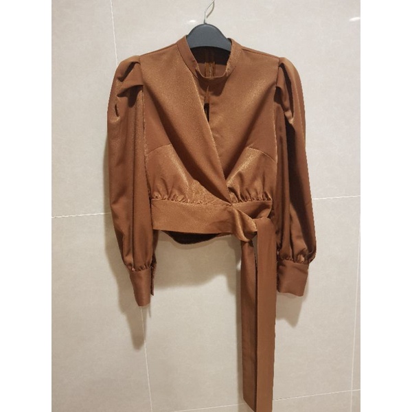 Pass áo sơ mi lụa dài tay buộc nơ eo Uptoseconds size S màu nâu bò new 99%