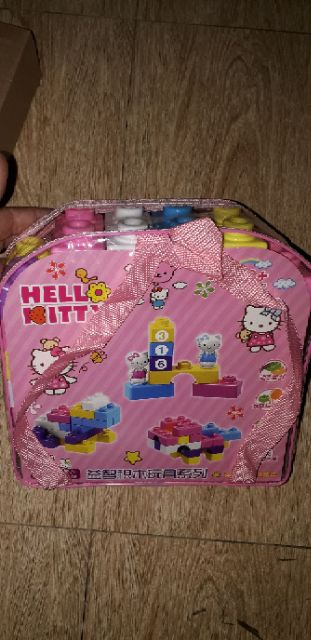 Một bộ giỏ ráp hình đa năng bằng nhựa kèm 2 chú mèo Kitty