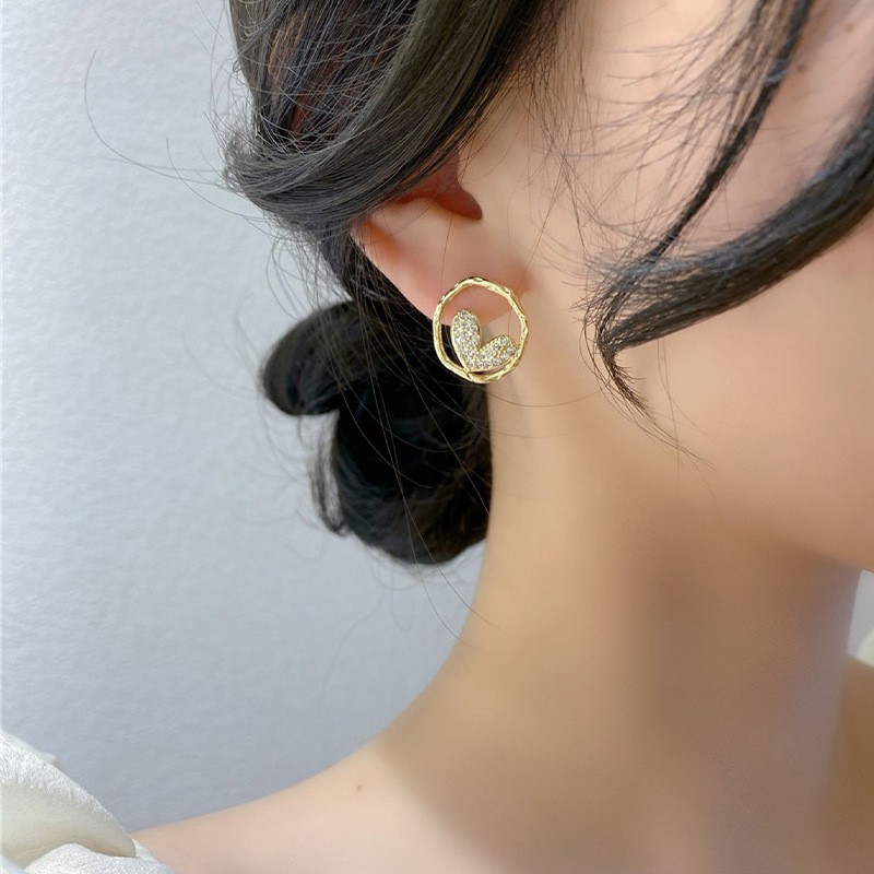 Khuyên tai tròn phối trái tim bên trong thời trang xinh xắn cho nữ