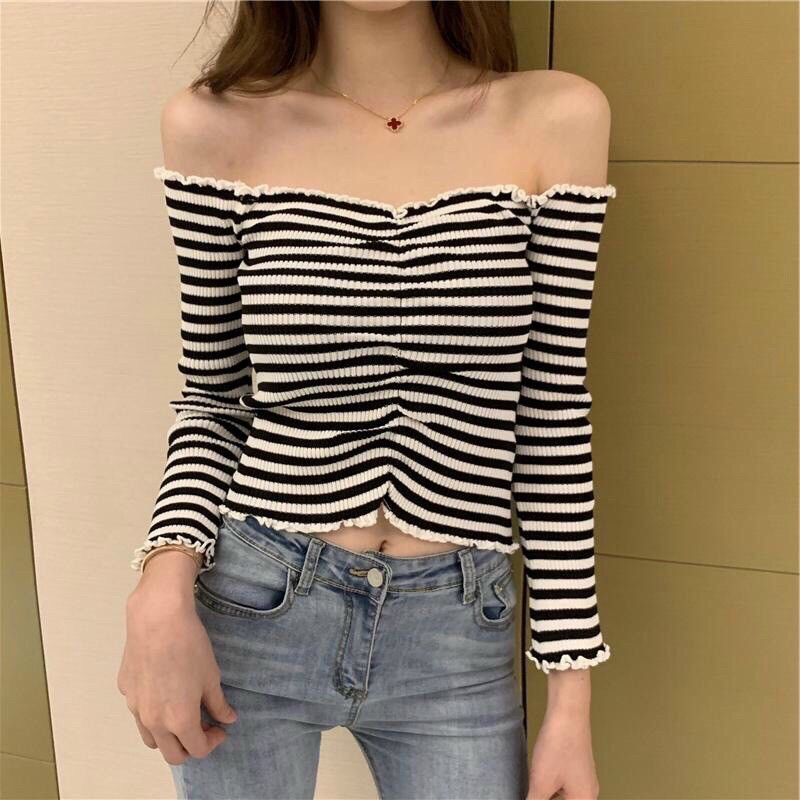 Áo len kẻ mỏng mặc trễ vai hoặc cổ vuông