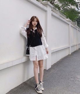 Đầm sơ mi trắng phối áo gile thắt eo