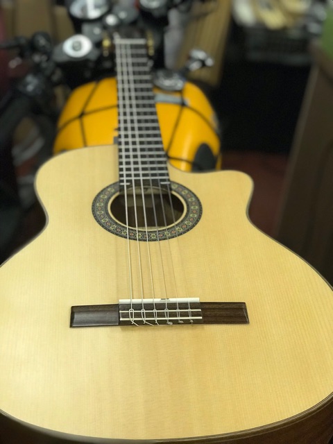 Đàn Guitar Classic Flamenco - Gỗ HĐ Bắc Phi (Mahogany) - Thùng Khuyết 80mm. (giá chưa lắp EQ). Mặt Sậm - Sáng