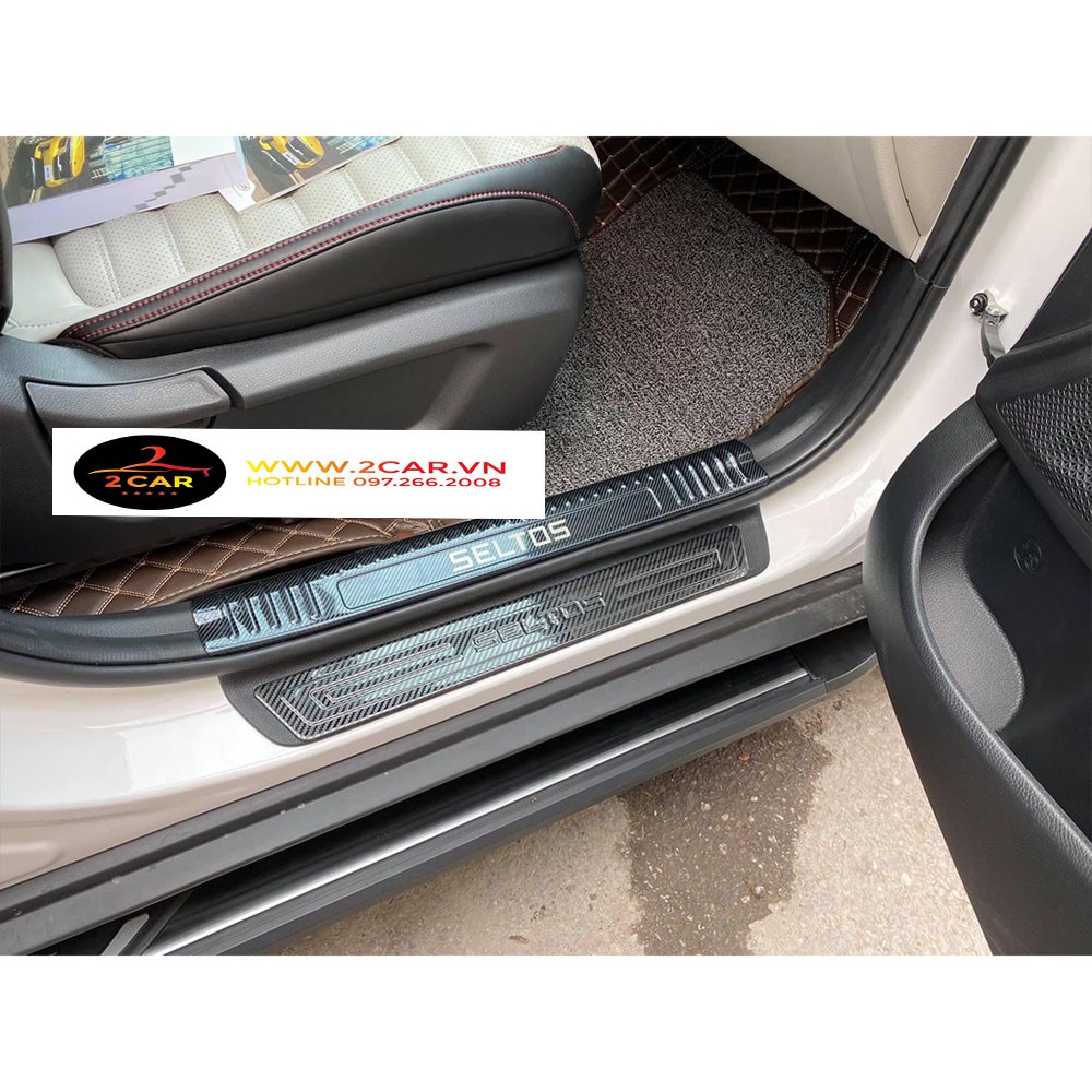 Ốp bậc cửa chân trong, ngoài xe Kia Seltos 2020- 2021, mẫu cacbon cao cấp