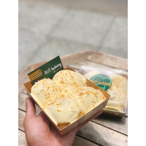 Bánh mì trà sữa trân châu kem trứng dừa nướng