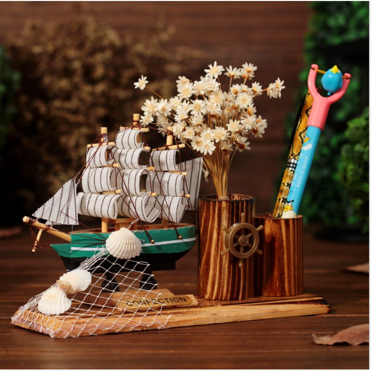 Mô hình thuyền buồm gỗ kèm lọ đựng bút trang trí bàn học