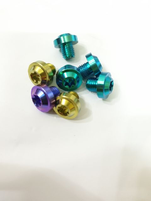 Ốc titan gắn nhiều vị trí trên xe