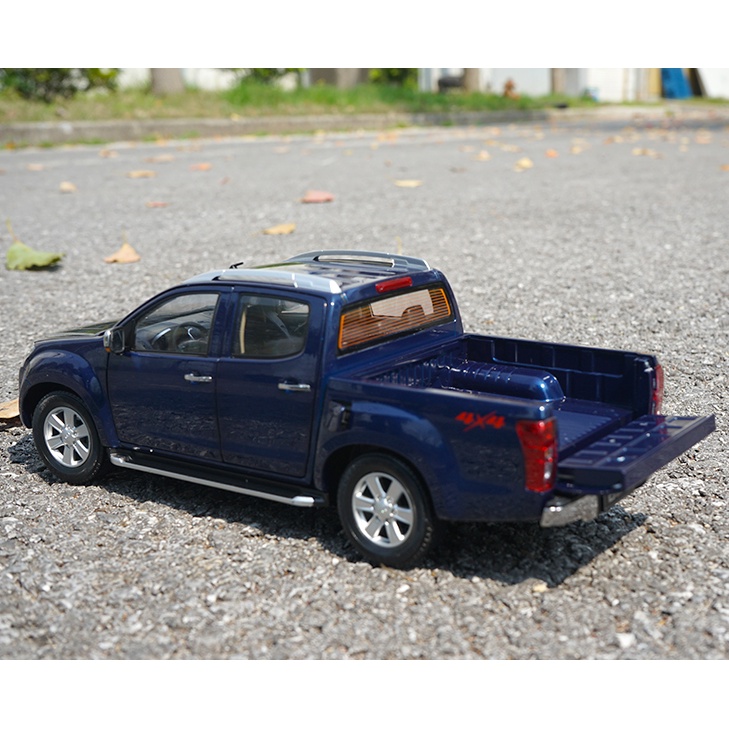 Mô hình xe Isuzu D-Max tỉ lệ 1:18