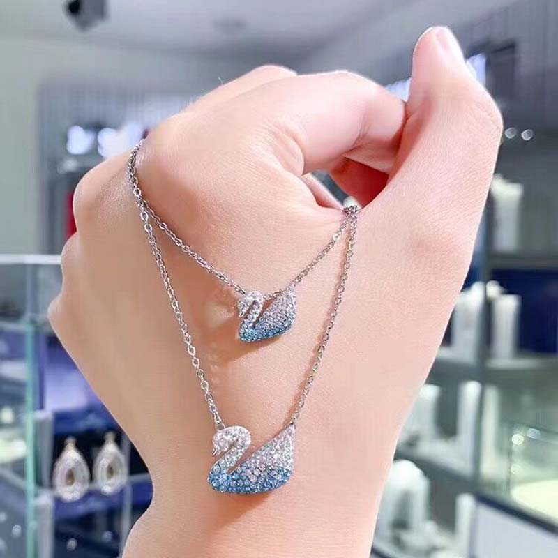 SWAROVSKI Vòng cổ Chính Hãng 100% Với Mặt Hình Thiên Nga Màu Gradient/Xanh Dương Gradient Thời Trang Cho Nữ