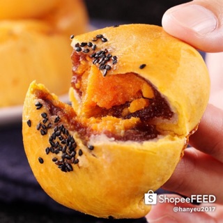 Bánh trứng muối nhân đậu đỏ 1 hộp 6 cái