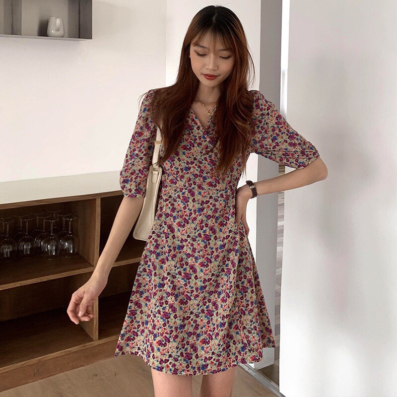 Váy ngắn hoạ tiết hoa nhí cổ V 2021
