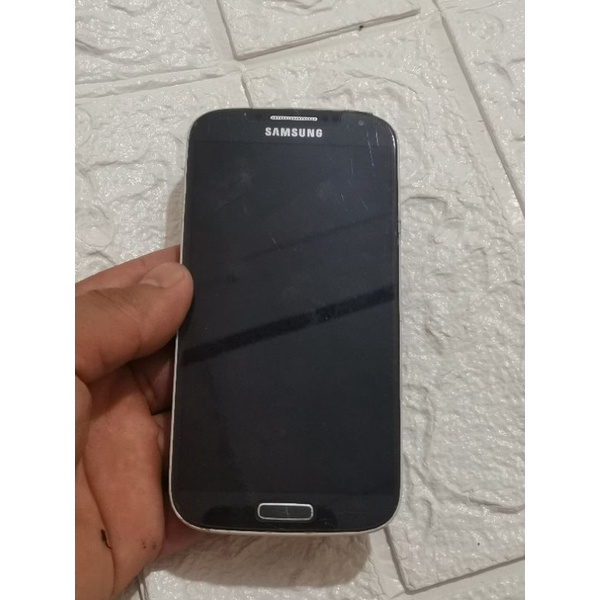 Điện thoại samsung galaxy s4 còn màn hinh main ko lên gì ko biêt do pin hay gì bán màn hinh là chính