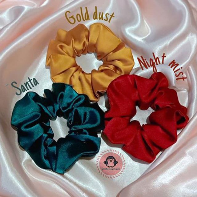 Scrunchies (Vòng cột tóc đeo tay)