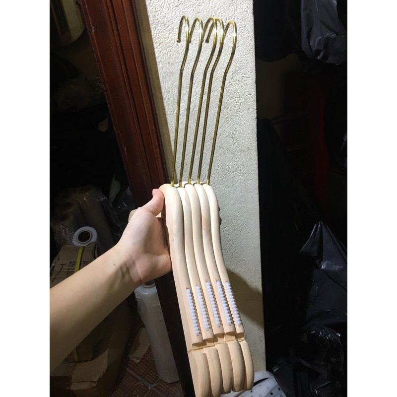 Móc treo quần áo bằng gỗ - mắc gỗ mộc đầu vàng dài cao cấp dùng chụp ảnh live tream, ảnh mẫu cho shop thời trang