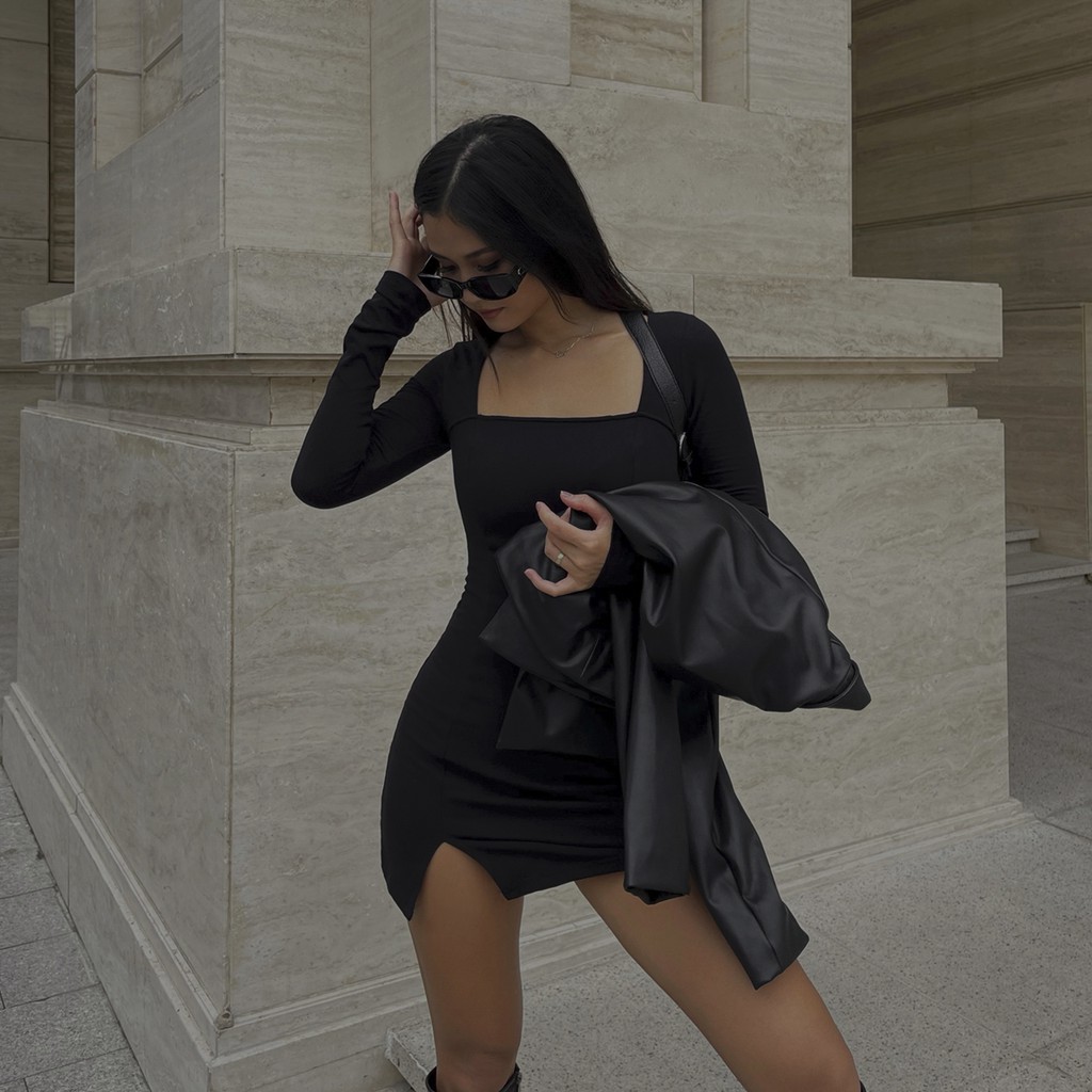 SIDE SLIT BODYCON DRESS- Đầm đen body cổ vuông xẻ đùi.