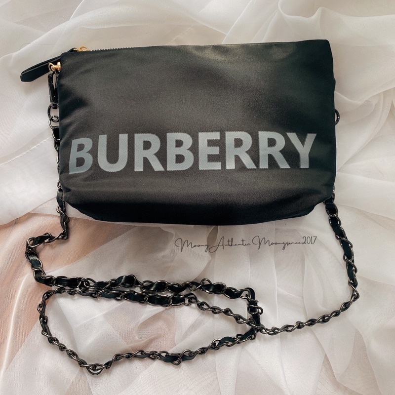 Túi gift Burberry đen nude xinh lắm