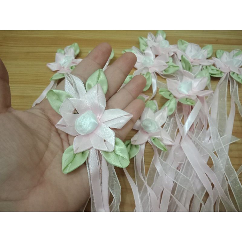 Hoa ruy băng. Nẹp định hình mũi.