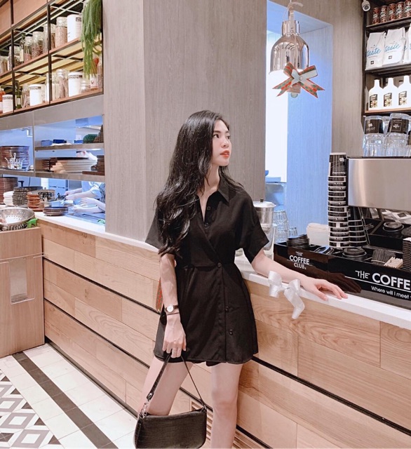Chie Jumsuit siêu tôn dáng thiết kế basic jum đen vải cát hàn sau lưng bo chun áo chéo váy có nút